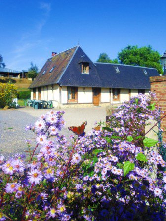 Jardin du gîte avec terrasse et mobilier extérieur