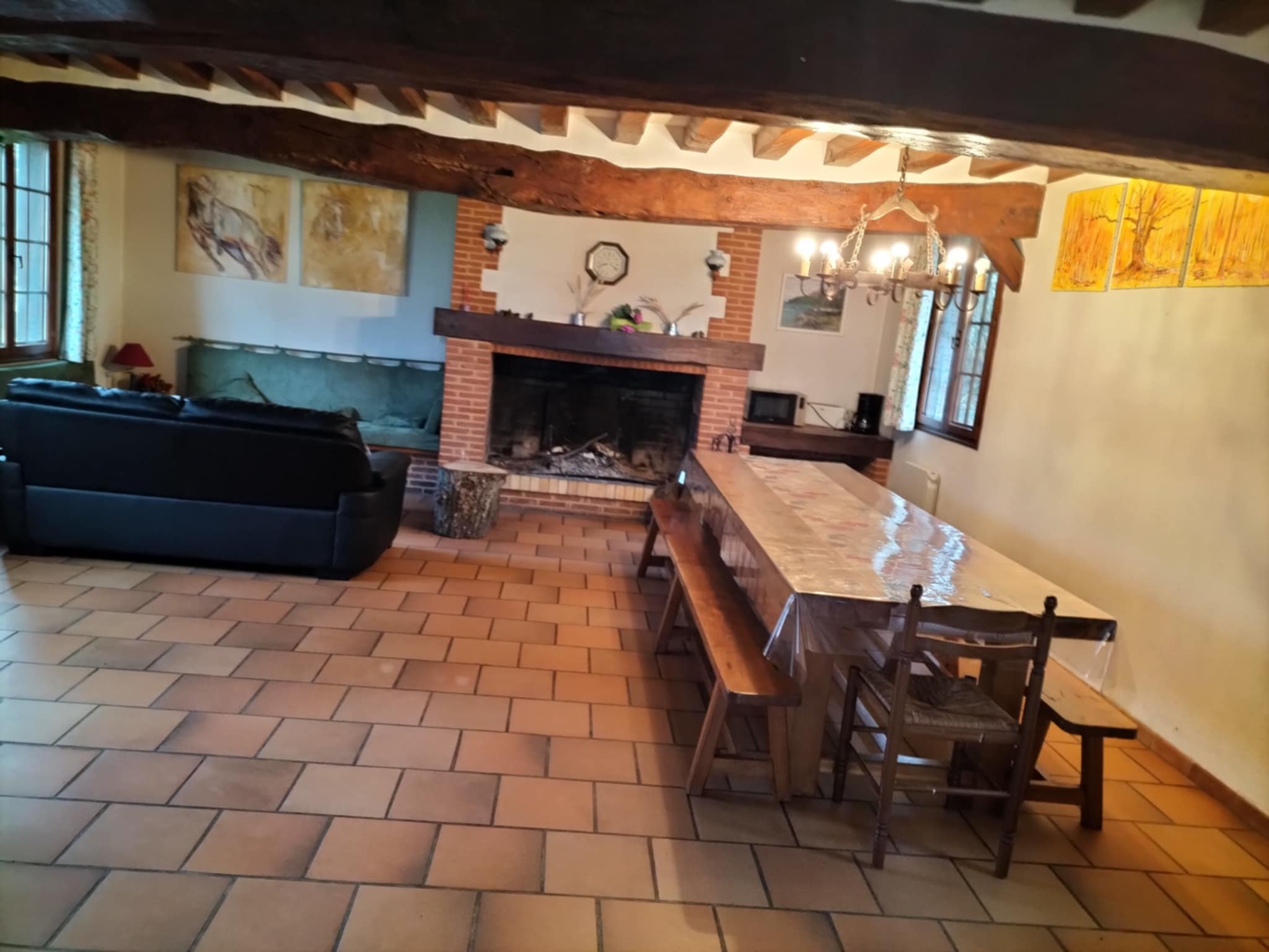 Salon chaleureux du gîte avec cheminée