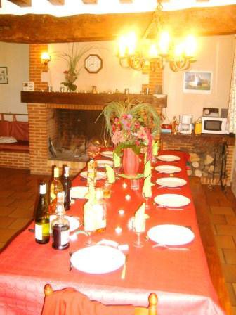 Grande table conviviale du gîte